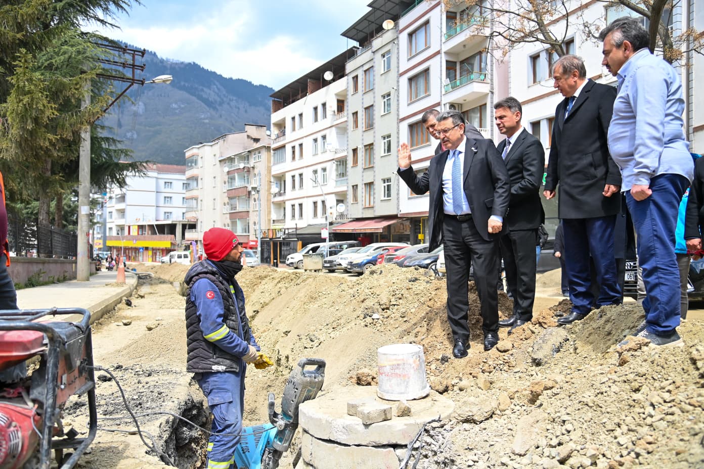 BAŞKAN GENÇ: “MAÇKA’YA BÜYÜK YATIRIM YAPIYORUZ”